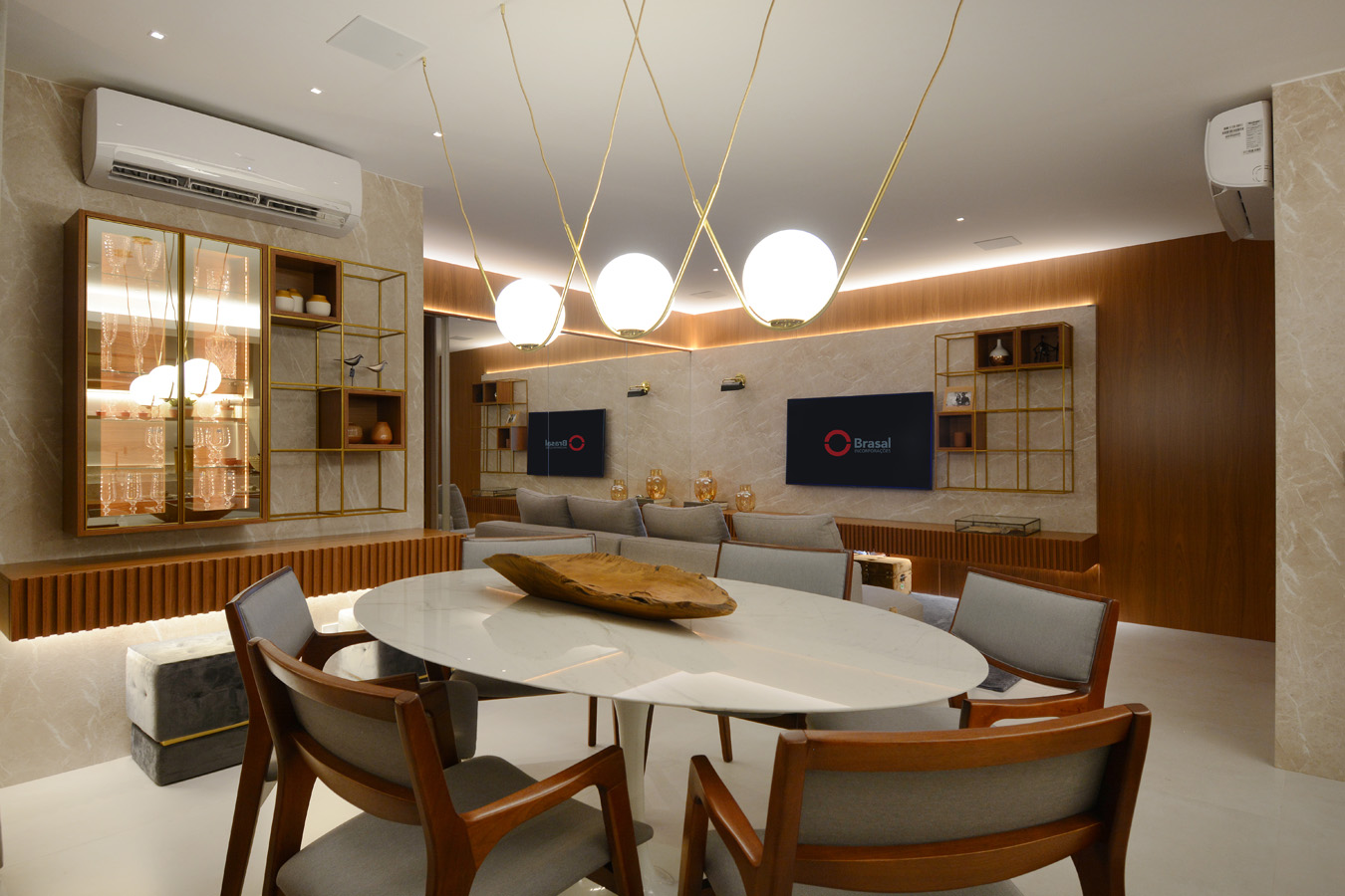 Sala de jantar e de estar do Moove Home Brasal, com a madeira integrada com os demais elementos - Marcus Camargo